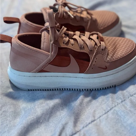 Nike women’s Sneakers in Pink and White - Picture 2 of 4